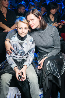 Дарья Калмыкова с сыном на показе Stilnyashka Весна-лето 2019